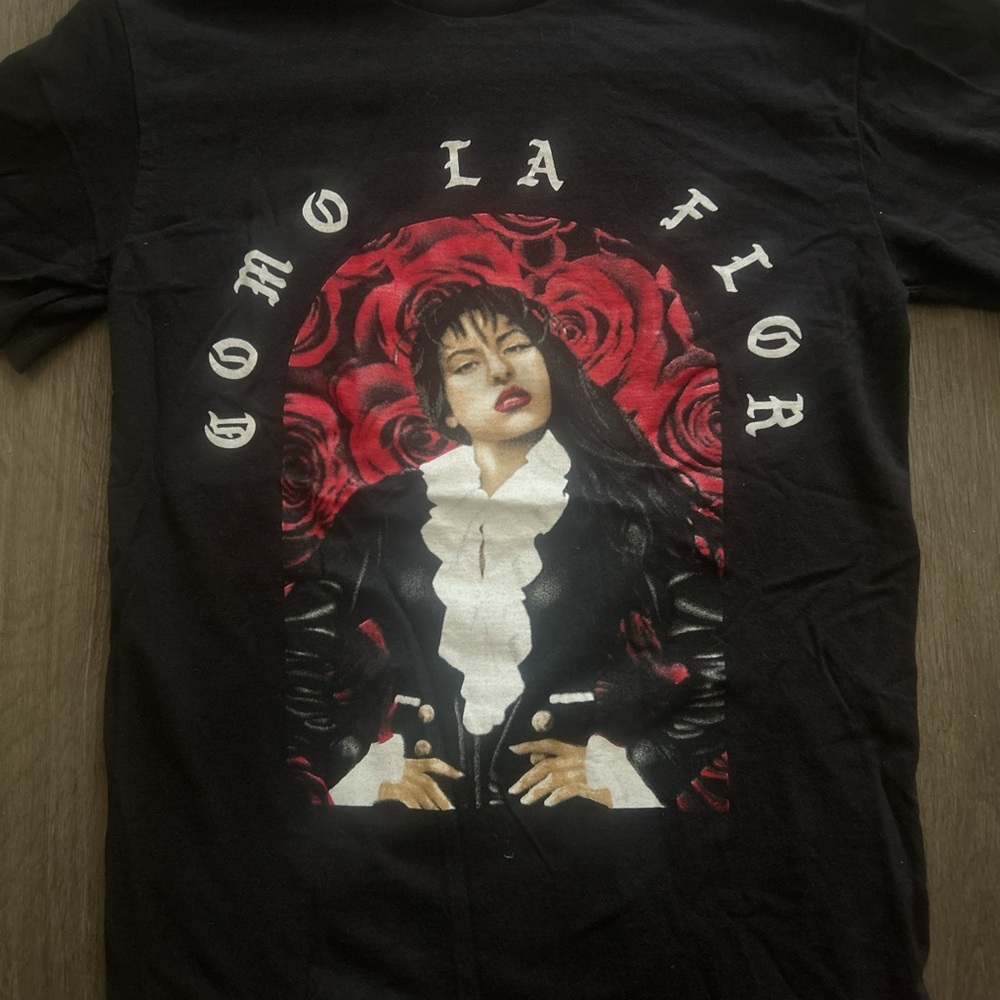 SELENA Black Graphic T-Shirt with Red Rose Design